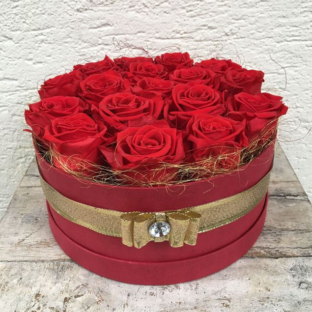 Bild von Festliche Rosenbox - rund, in rot, mit 17 roten, echten, stabilisierten Rosen  Ø ca. 24 cm