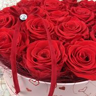 Edle Rosenbox "Von Herzen" in rot, mit 17 roten, echten, stabilisierten Rosen Ø ca. 24 cm