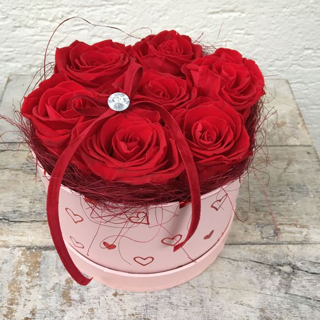 Image de Superbe boîte à roses "De tout cœur" en rose, avec 7 vraies roses stabilisées en rouge, Ø env. 15 cm