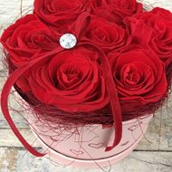 Bild von Edle Rosenbox "Von Herzen" in Rosa, mit 7 echten stabilisierten Rosen in Rot, Ø ca. 15 cm