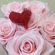Rosenbox mit Herzmotiv in rosa mit rotem Herz  © by Leutwyler Floristik Luzern