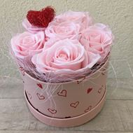 Rosenbox mit Herzmotiv in rosa mit rotem Herz  © by Leutwyler Floristik Luzern