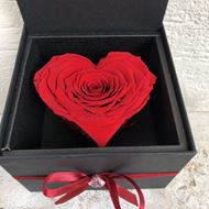 Herz-Schmuckkästchen mit roten stabilisierten Rosenblüten
