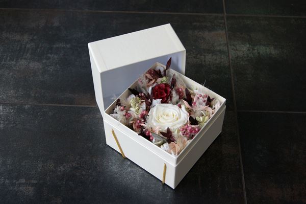 FleuropHOME. Boîte blanche avec fleurs séchées & rose stabilisé