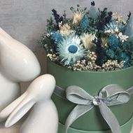 Blumenbox pastell in "türkis-weiss" mit Keramikhasen Duo