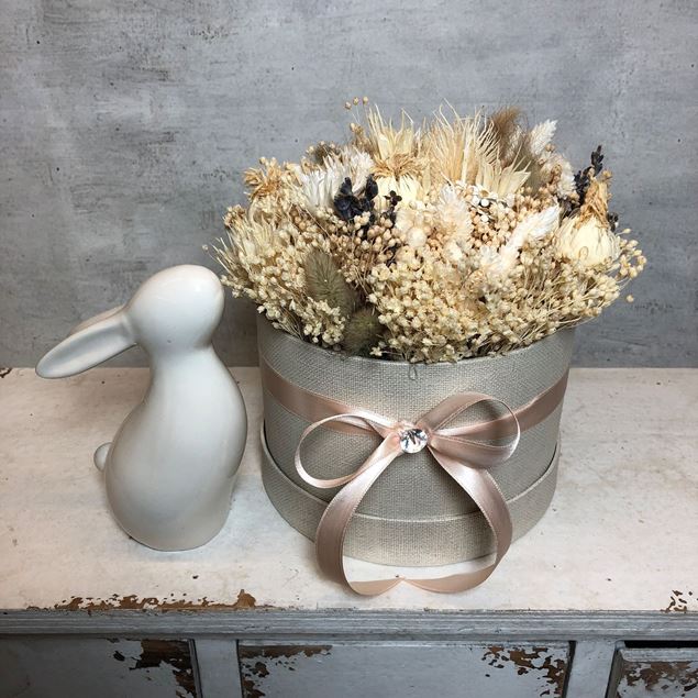 Blumenbox creme-weiss "nude" mit kleinem weissen Keramikhase