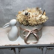 Blumenbox creme-weiss "nude" mit kleinem weissen Keramikhase
