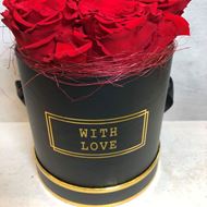 Edle Rosenbox "With Love" in Goldschrift, Ø ca 15cm mit 7 stabilisierten roten Rosen