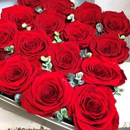 Edle weisse Rosenbox "Love" mit 16 stabilisierten roten Rosen