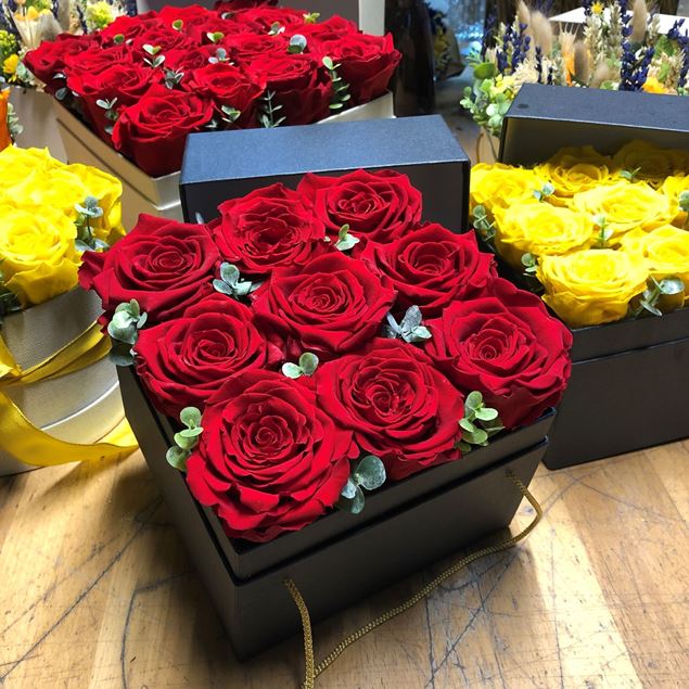 Edle schwarze Rosenbox "Love" mit 9 stabilisierten roten Rosen