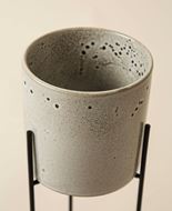Bild von Stehender grauer Keramiktopf mit Metallbeinen und schwarzem Brennmuster