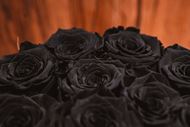 Black Edition Rosenbox in Schwarz Samt, mit 12 stabilisierten Rosen Schwarz Ø 20 cm