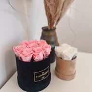 Rosenbox in Schwarz Samt, mit 8 stabilisierten Rosen Baby Pink, Ø 15 cm