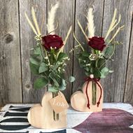 Herz aus Holz mit roter Rose und Kunstperle geschmückt